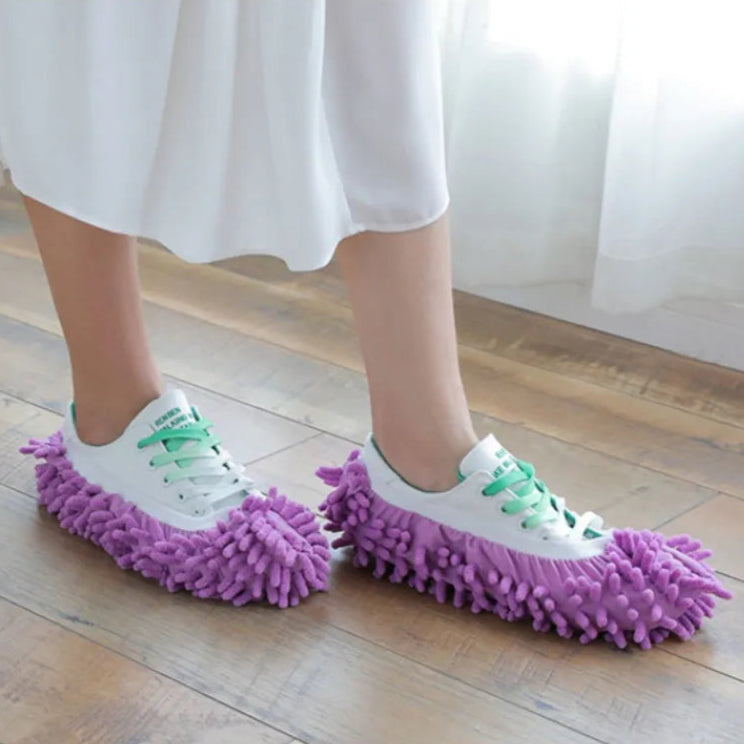 Une paire de chaussons de nettoyage en microfibre chenille ultra-absorbante, lavables et réutilisables, pour dépoussiérage rapide, capture des poils et saletés, utilisables aussi sur balai ou serpillière. Livraison offerte !