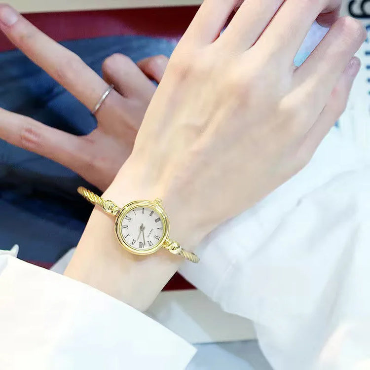 Montre bracelet torsadé pour femme, délicate, chic et au style rétro, disponible en plusieurs coloris. Livraison prioritaire offerte !