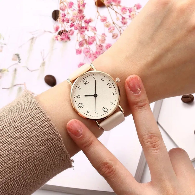 Montre pour femme avec cadran classique et bracelet rose poudré. Livraison prioritaire offerte !