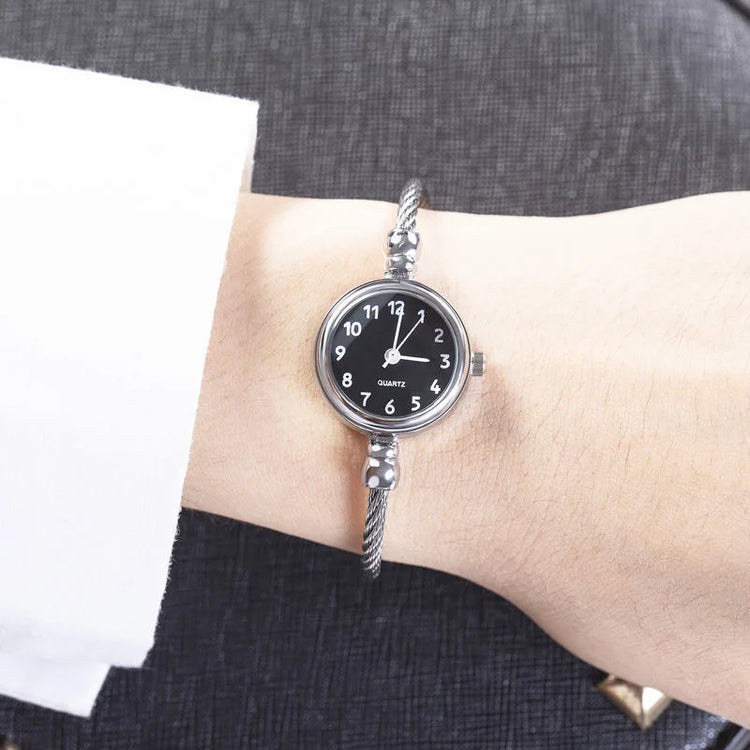 Montre bracelet torsadé pour femme, délicate, chic et au style rétro, disponible en plusieurs coloris. Livraison prioritaire offerte !