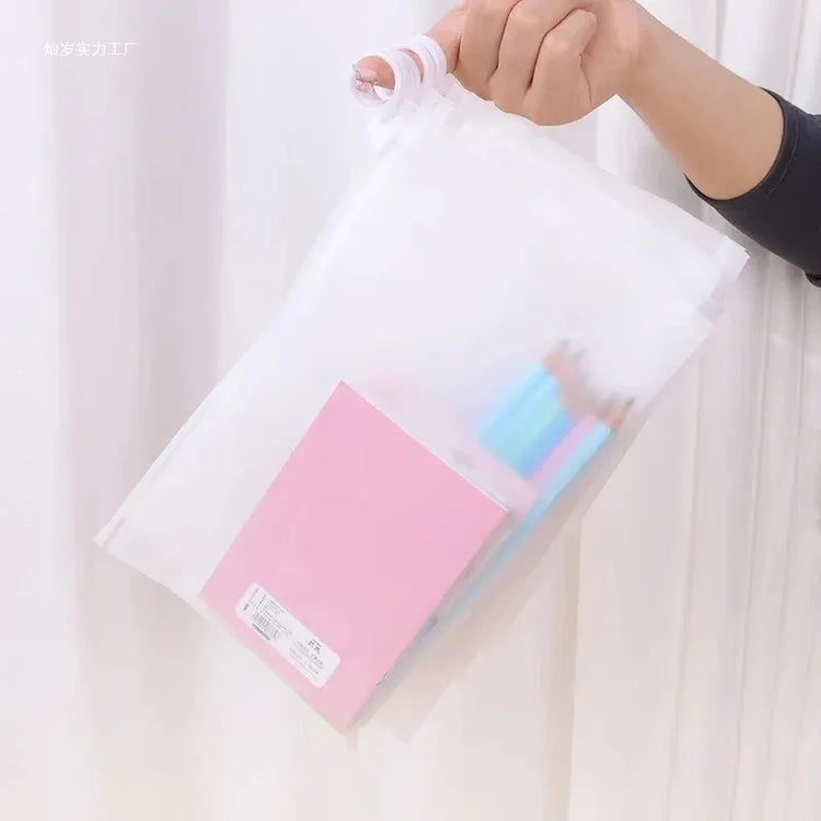 Sacs de rangement transparents avec anneau de traction 23×14 cm, multifonctionnels et étanches, pochettes zippées pour bijoux, cosmétiques, câbles, papeterie et petits articles, réutilisables et portables. Livraison offerte !