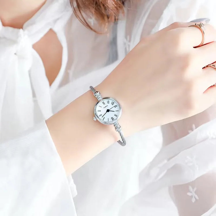 Montre bracelet torsadé pour femme, délicate, chic et au style rétro, disponible en plusieurs coloris. Livraison prioritaire offerte !