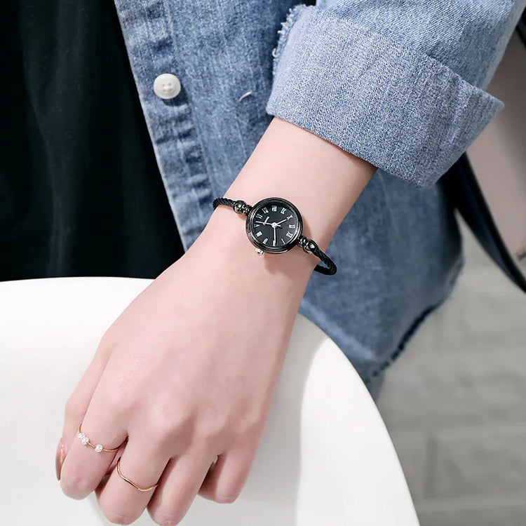 Montre bracelet torsadé pour femme, délicate, chic et au style rétro, disponible en plusieurs coloris. Livraison prioritaire offerte !
