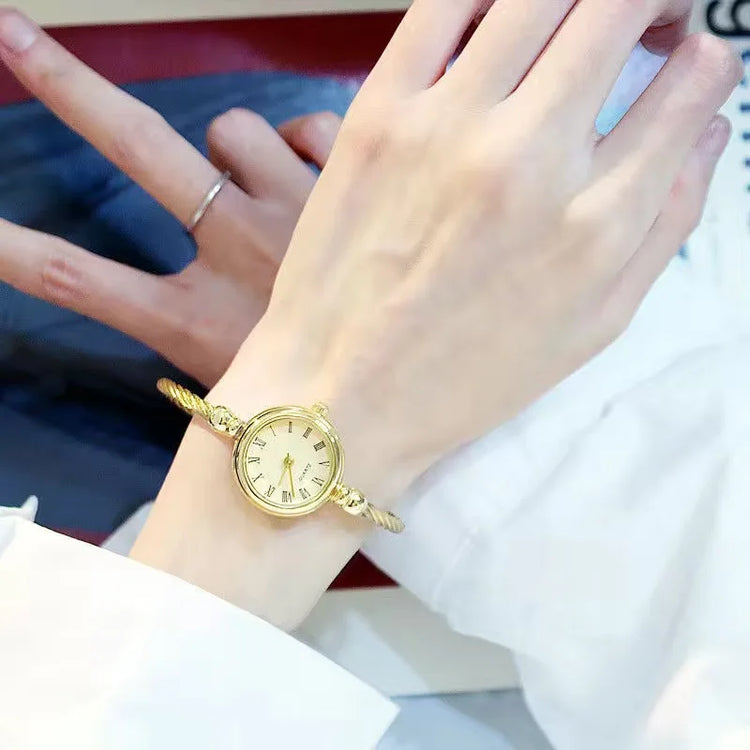 Montre bracelet torsadé pour femme, délicate, chic et au style rétro, disponible en plusieurs coloris. Livraison prioritaire offerte !