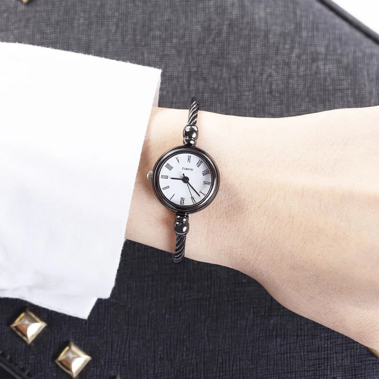 Montre bracelet torsadé pour femme, délicate, chic et au style rétro, disponible en plusieurs coloris. Livraison prioritaire offerte !