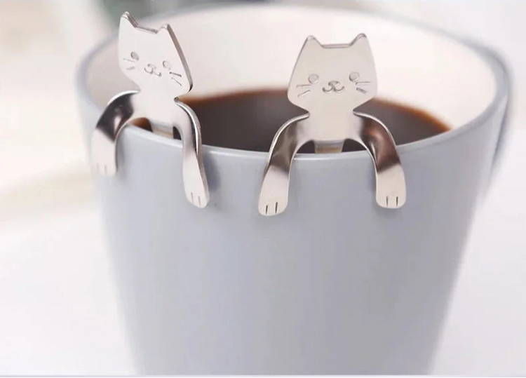 Cuillères à café en forme de chat suspendu, lot de 2 pièces en acier inoxydable 304, design ludique et élégant avec pattes qui s’accrochent au rebord de la tasse, idéales pour café, thé, desserts et glaces. Livraison offerte !
