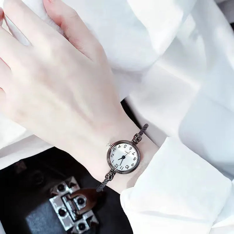 Montre bracelet torsadé pour femme, délicate, chic et au style rétro, disponible en plusieurs coloris. Livraison prioritaire offerte !