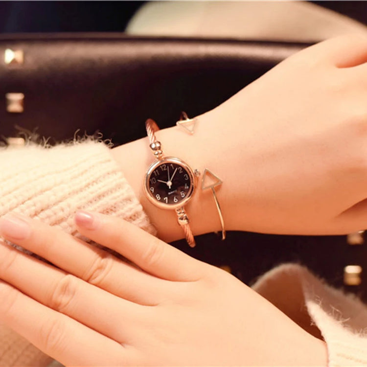 Montre bracelet torsadé pour femme, délicate, chic et au style rétro, disponible en plusieurs coloris. Livraison prioritaire offerte !
