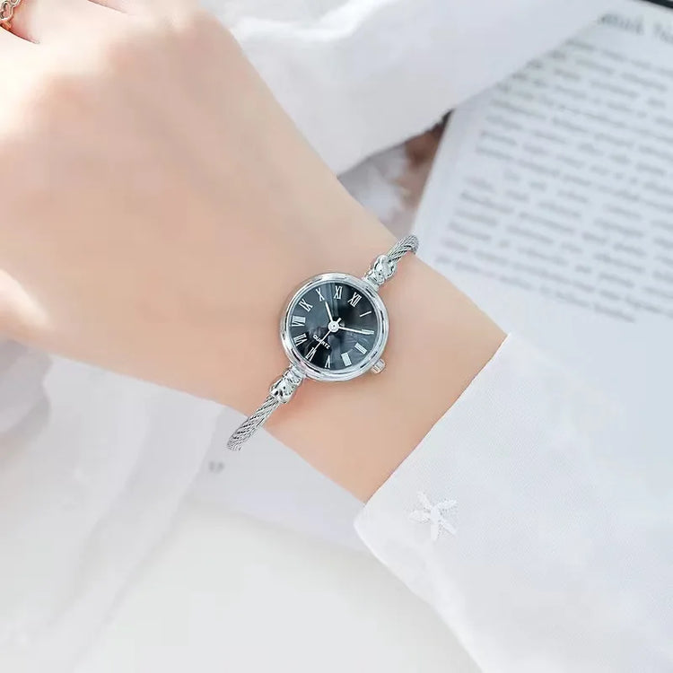 Montre bracelet torsadé pour femme, délicate, chic et au style rétro, disponible en plusieurs coloris. Livraison prioritaire offerte !