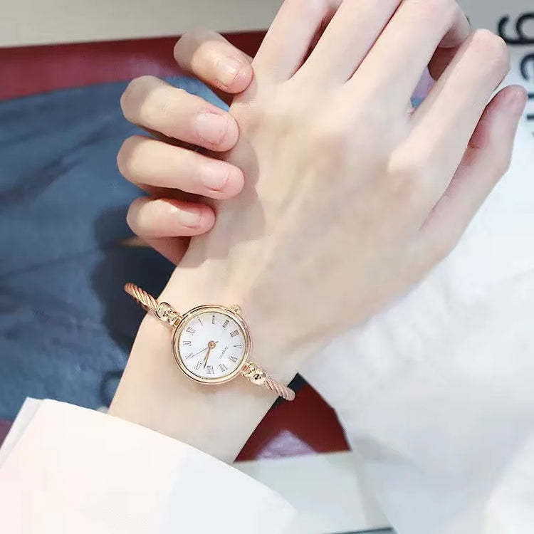Montre bracelet torsadé pour femme, délicate, chic et au style rétro, disponible en plusieurs coloris. Livraison prioritaire offerte !