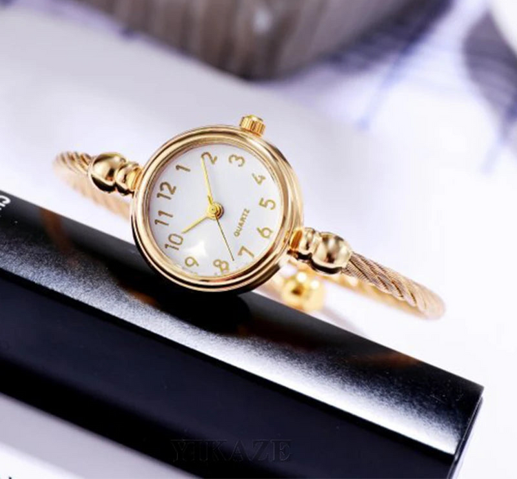 Montre bracelet torsadé pour femme, délicate, chic et au style rétro, disponible en plusieurs coloris. Livraison prioritaire offerte !