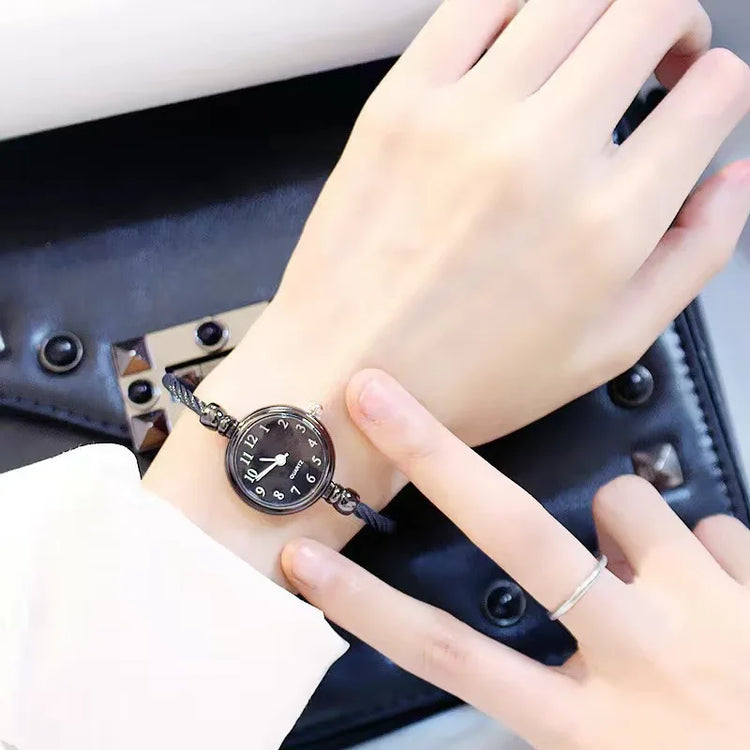 Montre bracelet torsadé pour femme, délicate, chic et au style rétro, disponible en plusieurs coloris. Livraison prioritaire offerte !