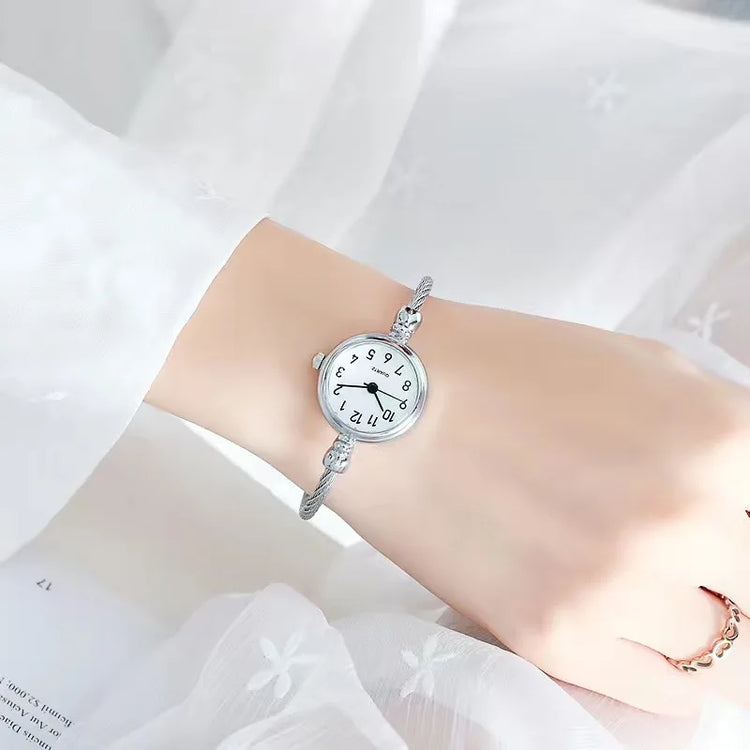 Montre bracelet torsadé pour femme, délicate, chic et au style rétro, disponible en plusieurs coloris. Livraison prioritaire offerte !