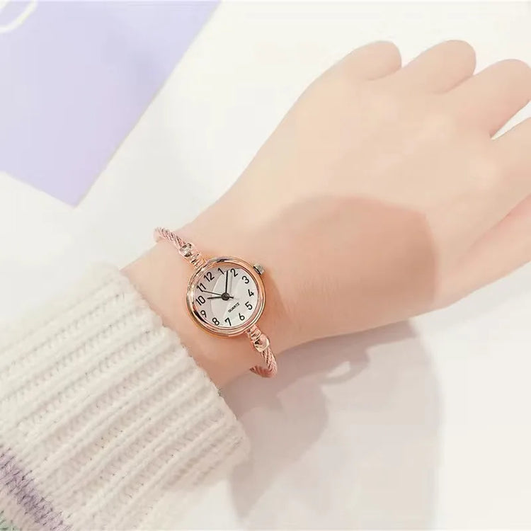 Montre bracelet torsadé pour femme, délicate, chic et au style rétro, disponible en plusieurs coloris. Livraison prioritaire offerte !