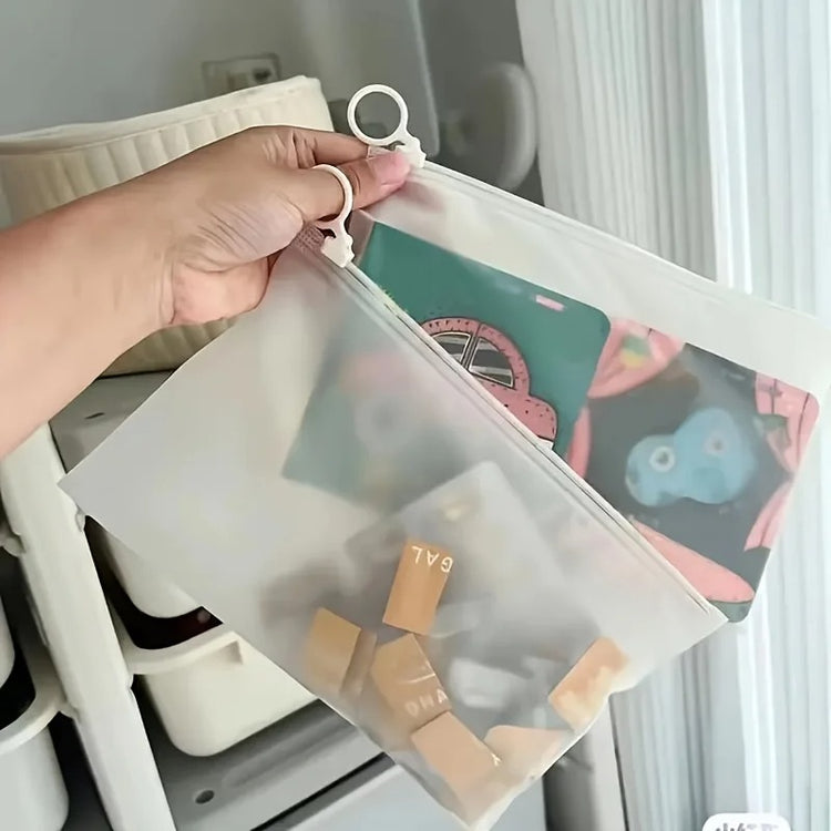 Sacs de rangement transparents avec anneau de traction 23×14 cm, multifonctionnels et étanches, pochettes zippées pour bijoux, cosmétiques, câbles, papeterie et petits articles, réutilisables et portables. Livraison offerte !