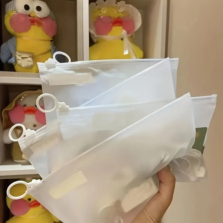 Sacs de rangement transparents avec anneau de traction 23×14 cm, multifonctionnels et étanches, pochettes zippées pour bijoux, cosmétiques, câbles, papeterie et petits articles, réutilisables et portables. Livraison offerte !