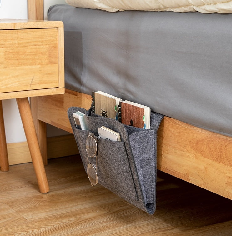 Joli rangement pratique en feutre de première qualité pour le bord du canapé ou le côté du lit. La livraison est offerte !