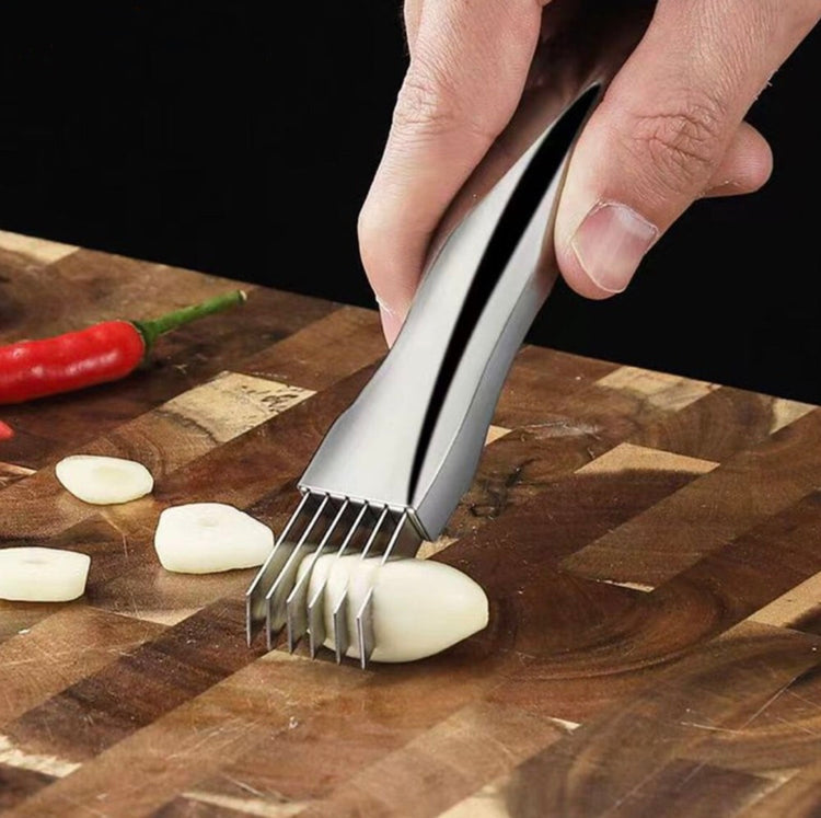 Coupe-légumes à 6 lames en acier inoxydable, idéal pour faciliter la préparation de vos salades, soupes et plats cuisinés • La livraison est offerte!