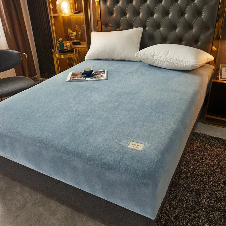 Drap-housse en velours épais, ultra-doux et chaud pour l’automne et l’hiver, ajustement parfait grâce à son pourtour extensible, haute qualité, douceur enveloppante et confort chaleureux pour des nuits réconfortantes. Livraison offerte !