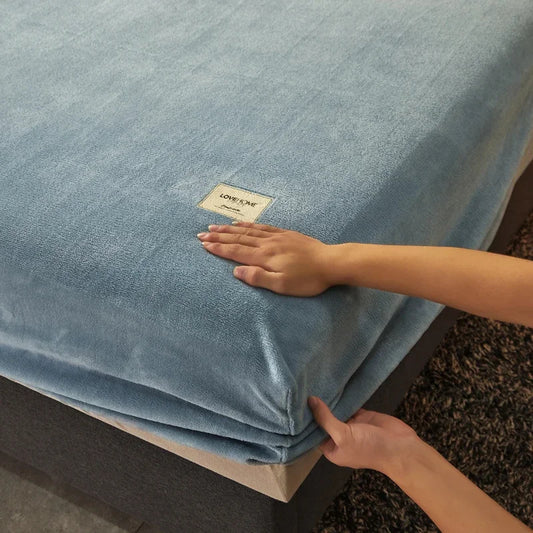 Drap-housse en velours épais, ultra-doux et chaud pour l’automne et l’hiver, ajustement parfait grâce à son pourtour extensible, haute qualité, douceur enveloppante et confort chaleureux pour des nuits réconfortantes. Livraison offerte !