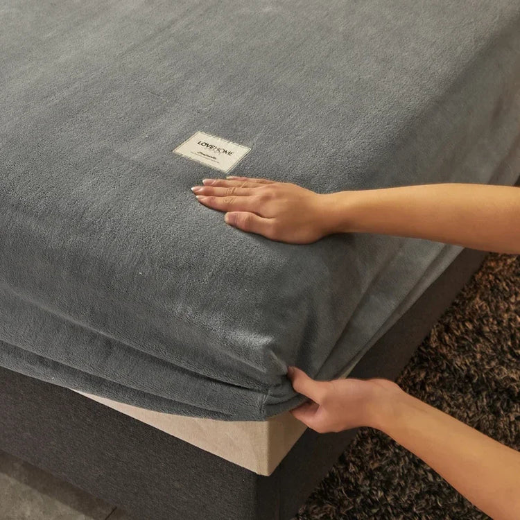 Drap-housse en velours épais, ultra-doux et chaud pour l’automne et l’hiver, ajustement parfait grâce à son pourtour extensible, haute qualité, douceur enveloppante et confort chaleureux pour des nuits réconfortantes. Livraison offerte !