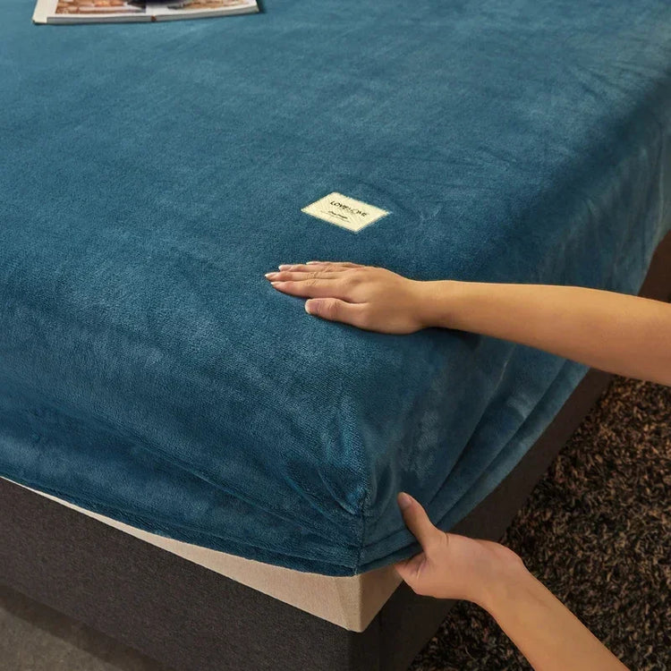 Drap-housse en velours épais, ultra-doux et chaud pour l’automne et l’hiver, ajustement parfait grâce à son pourtour extensible, haute qualité, douceur enveloppante et confort chaleureux pour des nuits réconfortantes. Livraison offerte !
