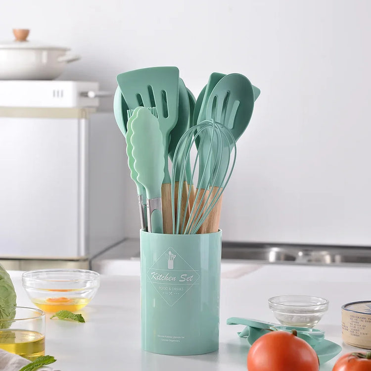 Magnifique ensemble d'ustensiles de cuisine en silicone sans BPA, résistants à la chaleur, anti-rayures avec manche en bois et bac de rangement, idéal pour cuisiner en toute sérénité. 12 pièces, produit Premium. La livraison est offerte !