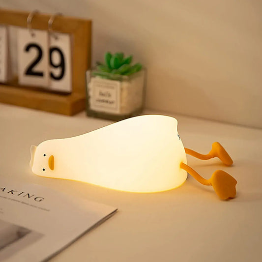 Amusante lampe veilleuse en forme de canard au repos, silicone souple, 3 intensités, veilleuse réconfortante, mignonne et humoristique, rechargeable via câble inclus. Pour les jeunes de cœur, de l'enfance à l'âge adulte. La livraison est incluse !