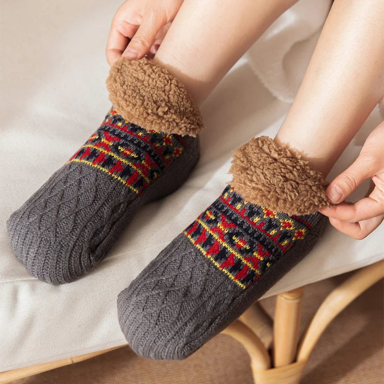 Magnifiques chaussettes thermiques antidérapantes pour l'intérieur. Style nordique rétro. Adieu aux pieds glacés et peu confortables. Qualité Premium. Produit coup de coeur. La livraison est offerte!