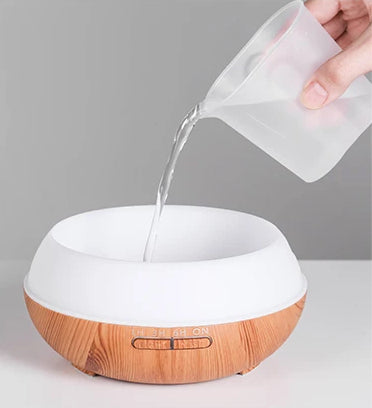 Magnifique diffuseur d'huiles essentielles 550 ml, modèle élégant, avec minuterie, arrêt automatique, brume ultrasonique, lumières LED 7 couleurs apaisantes et télécommande pour bien-être et relaxation. La livraison prioritaire est offerte !