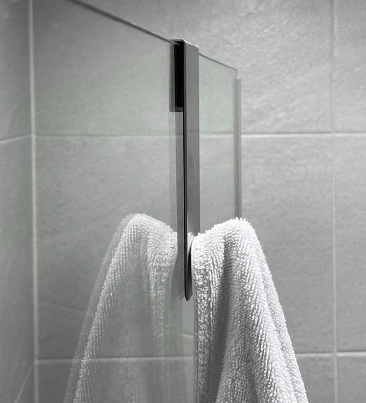 Crochet en acier inoxydable pour porte de douche en verre, installation sans perçage, design moderne antirayures, idéal pour suspendre serviettes, peignoirs et accessoires de salle de bain. Livraison offerte !