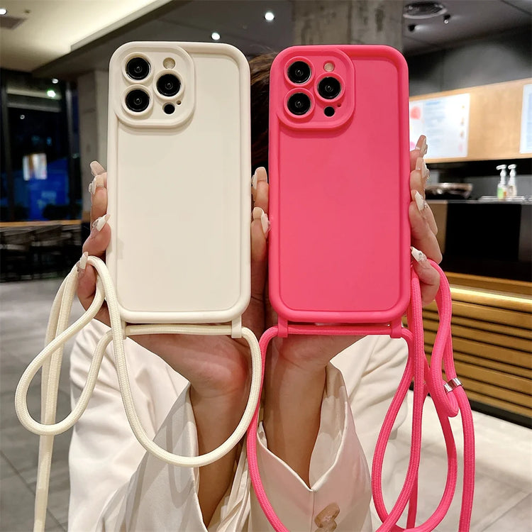 Coque à dragonne ajustable pour iPhone – Silicone souple, protection intégrale, cordon épaule ou cou, anti-rayures et compatible charge sans fil. Livraison prioritaire offerte !