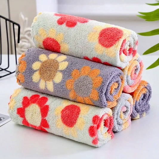 Lot de 4 magnifiques chiffons en microfibre ultra-denses et épais, agréable motif de tournesols colorés, pour nettoyer et essuyer vos surfaces avec le sourire ! 30X30cm. Produit Premium et coup de coeur. La livraison est offerte !