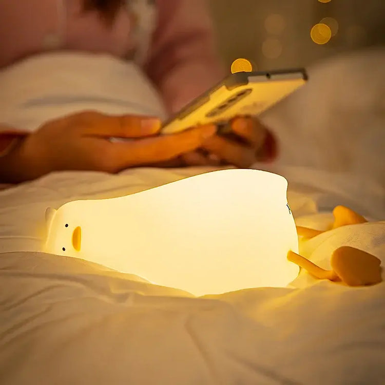 Amusante lampe veilleuse en forme de canard au repos, silicone souple, 3 intensités, veilleuse réconfortante, mignonne et humoristique, rechargeable via câble inclus. Pour les jeunes de cœur, de l'enfance à l'âge adulte. La livraison est incluse !