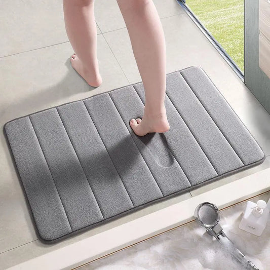 Magnifique tapis de bain en mousse à mémoire de forme, ultra confortable, antidérapant, absorbant et lavable en machine. La livraison est offerte !