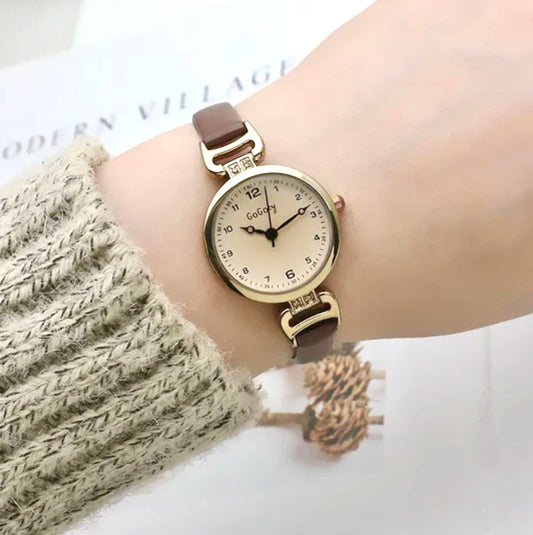 Montre rétro élégante pour femme, avec cadran discret et bracelet fin en cuir, 4 couleurs disponibles. Livraison prioritaire offerte !